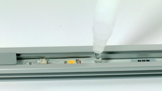 Ein Leuchtmittel mit LEDs in SMD-Technik wird vergossen